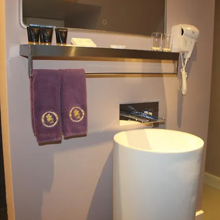 Saint-georges -located In The Centre Of Bruges- Couette-café 4*